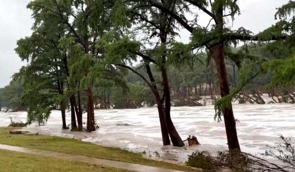Imagini cu inundaţiile catastrofale din Texas. Doi oameni au murit, luaţi de viituri