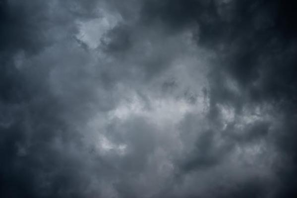 Nori negri întunecați pe cer, fundal de nori de ploaie furtunoasă