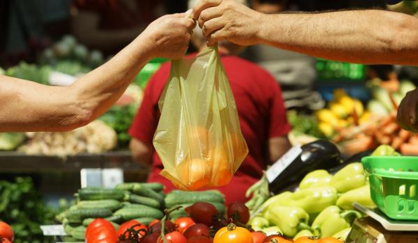 Leguma rară care se vinde la o piaţă din Sibiu. Un producător vine special din Olt