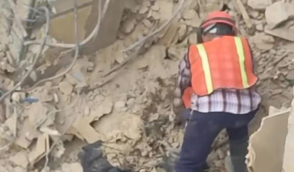 Un tată din Venezuela şi-a găsit fiica moartă printre dărâmături chiar de ziua lui: "Ce cadou mi-ai făcut"