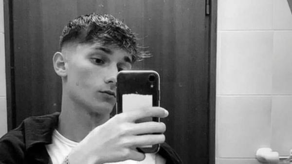 Un român de 20 de ani a murit în Italia, după ce s-a izbit cu scuterul de un copac. Florin s-a lovit de asfalt