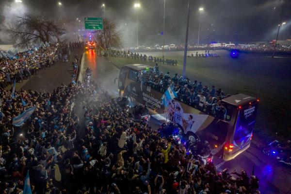 Mii de oameni i-au primit pe fotbaliştii argentinieni la Buenos Aires. Messi nu a fost prezent