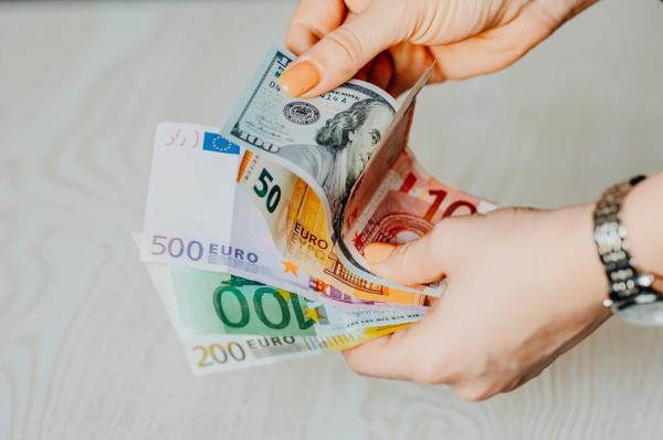 Ţările europene cu cei mai mulţi cetăţeni care trăiesc "pe datorie". România, surpriză în clasament