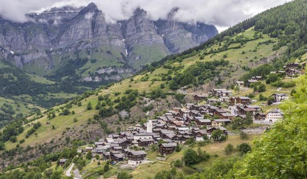 Un sat din Europa le oferă 21.000 de dolari celor care se mută aici, plus câte 3.000 de dolari pe lună