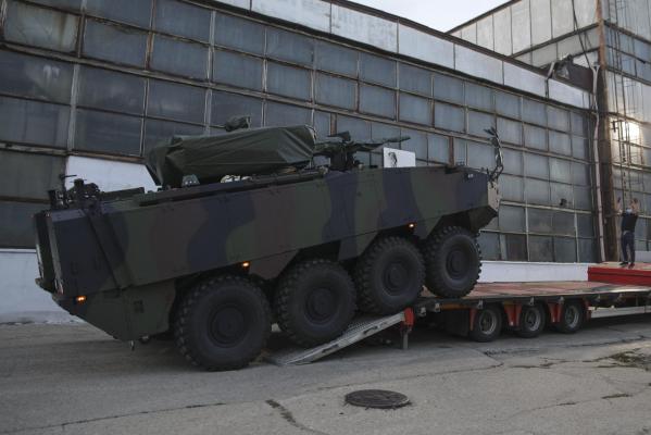 Trei directori ai companiilor de stat de armament, reţinuţi de DNA pentru luare de mită