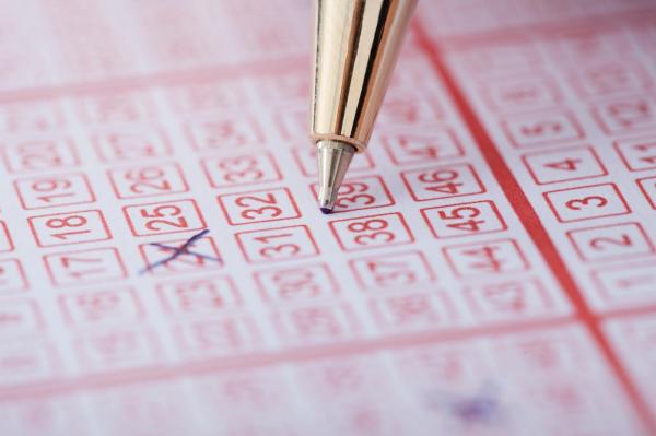 A dat lovitura la loto, după ce a jucat numerele preferate ale mamei sale, care murise recent. "E un semn"