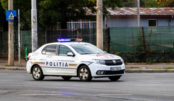 Urmărire cu peripeții între Șimian și Hinova. Un șofer recent eliberat din închisoare a fugit de polițiști