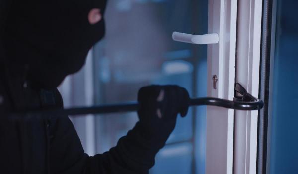 Un bărbat din Italia a înjunghiat un hoț, care încerca să îi spargă casa. Tâlharul, în stare gravă la spital