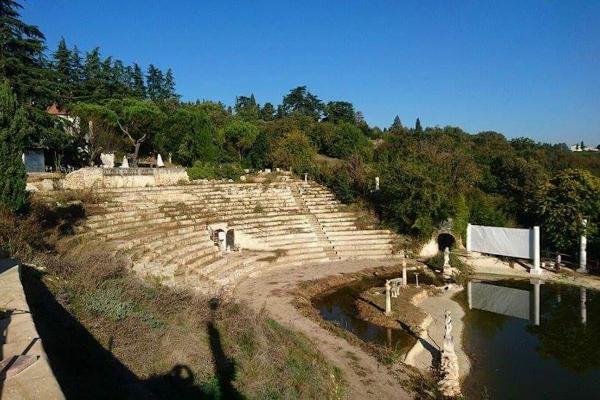 A construit un teatru antic fals și ani la rândul i-a păcălit pe turiști. Credulii au dat 40 de euro pe bilet