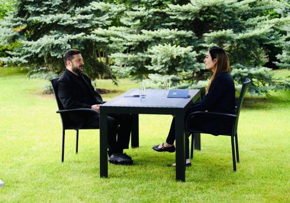 O apropiată a lui Trump îşi schimbă radical poziţia faţă de Ucraina după ce l-a intervievat pe Zelenski