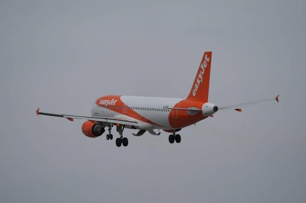Bătaie la bordul unui zbor easyJet spre Liverpool, între două familii. Aeronava s-a întors din drum