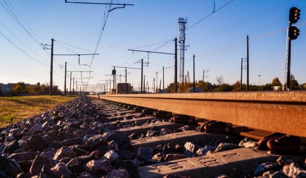 Pescar de 70 de ani, electrocutat lângă calea ferată, în Călăraşi. Undiţa sa a atins linia de contact