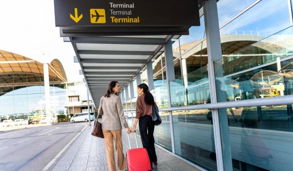 2 românce, prinse pe Aeroportul Otopeni cu 30.000 de ţigarete de contrabandă, ce urmau să fie aduse în ţară