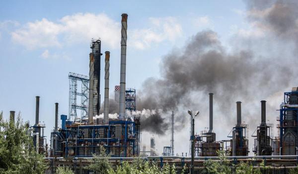 Cât de vulnerabilă este România în faţa unei crize petroliere. Chisăliţă: "Motorina e sângele economiei"