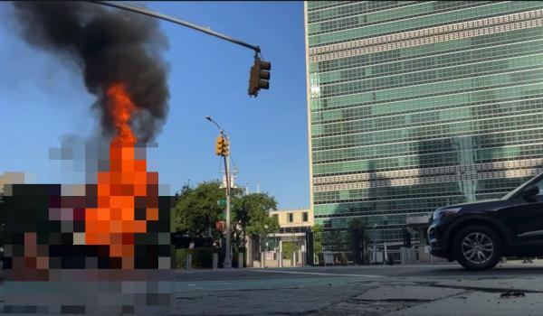 Momentul în care un bărbat își dă foc în fața sediului ONU din New York