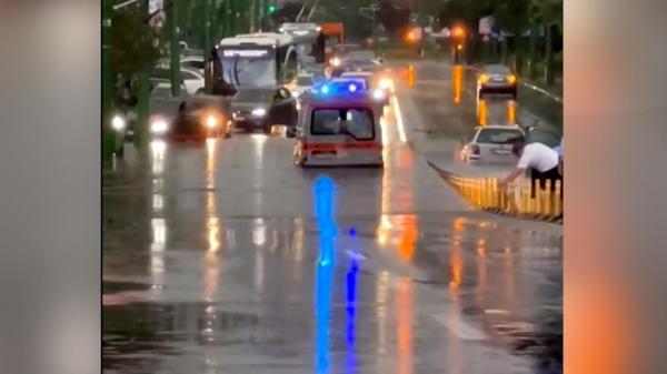 Ambulanță blocată de puhoaie în Brașov, în timp ce transporta o pacientă la spital