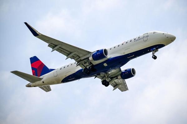 Un avion cu destinaţia Chicago a fost lovit de artificii: "Tocmai am auzit bubuitura în avion"