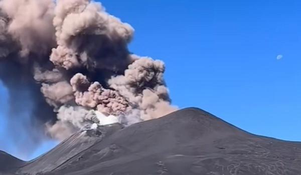 Etna a erupt din nou. Zborurile spre Catania, suspendate din cauza norului de cenușă