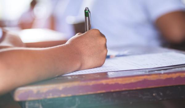 Fraudă la Bac. Cum funcționa rețeaua care vindea rezolvările subiectelor în timpul examenului