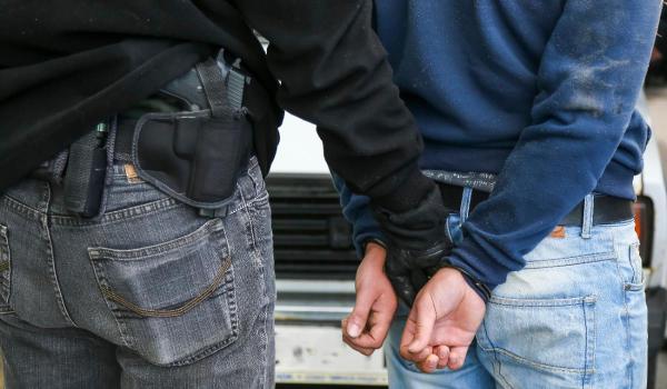 Femeie atacată din senin, în plină stradă, de un tânăr în Giurgiu. A lovit-o cu pumnii şi picioarele