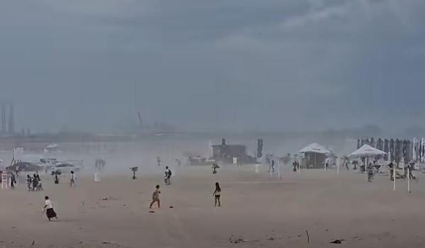 Momentul în care o furtună de nisip îi alungă pe turiștii de pe plaja din Eforie. Avertismentul salvamarilor