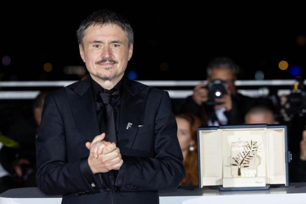 Cristian Mungiu alături de trofeul Palme d'Or