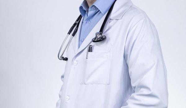 Chirurg din Cluj în arest la domiciliu după ce ar fi bătut un jandarm şi l-ar fi ameninţat că îl lasă fără job