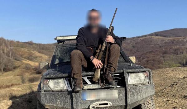 Procuror reținut după ce a intrat în club cu pistolul și un cuțit. A tras când era imobilizat de polițiști