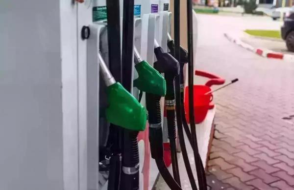 Preţurile la carburanţi sunt în scădere, faţă de cele afişate la sfârşitul săptămânii trecute