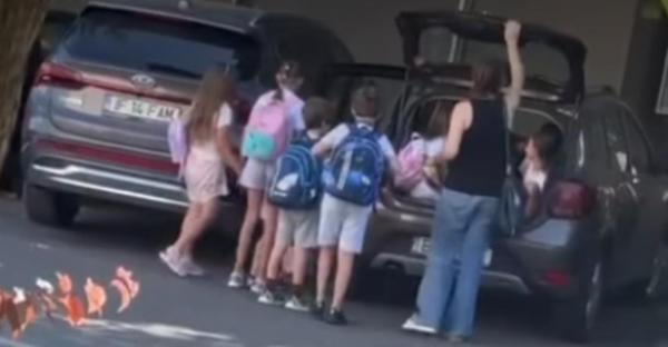Peste 10 copii, înghesuiți într-o mașină de directoarea unui after-school. Unii dintre ei, băgați în portbagaj