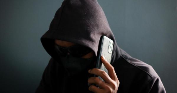O nouă fraudă prin telefon face victime. Ce trebuie să faci dacă te sună un "poliţist"