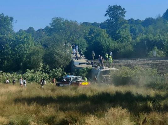 Un tren de pasageri a deraiat în Marea Britanie. Cauza accidentului este necunoscută