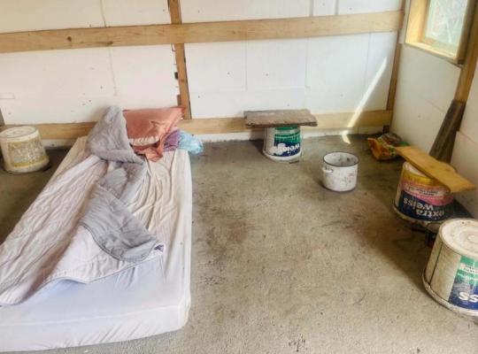 Azil improvizat, descoperit de autorităţi în Olt. Persoanele vulnerabile erau ţinute în condiţii improprii