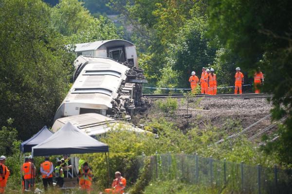 Bilanţul trenului deraiat în UK: 20 de răniţi, dintre care doi grav. Cauzele accidentului râmân recunoscute