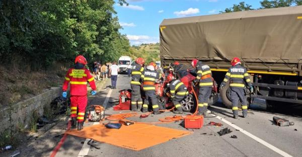 3 morți și 4 răniți după un accident în Mureş în care au fost implicate trei mașini şi un camion militar