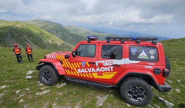 Un turist de 55 de ani a murit, după ce a căzut într-o răpă pe un traseu din Făgăraş