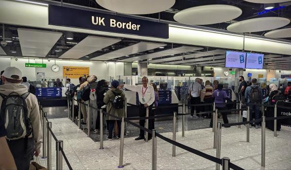 Un partid din UK vrea să nu mai dea ajutoare sociale străinilor. Sunt vizaţi cetăţenii UE, rezidenți legali