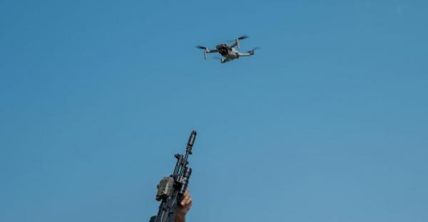 Pensionar rus, amendat pentru că a încercat să doboare drone cu o puşcă. "A pus în pericol viaţa cetăţenilor"