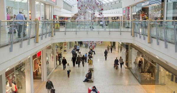 Miliarde de euro lăsate în mall-uri. Câţi bani au cheltuit românii în marile centre comerciale, în 2025