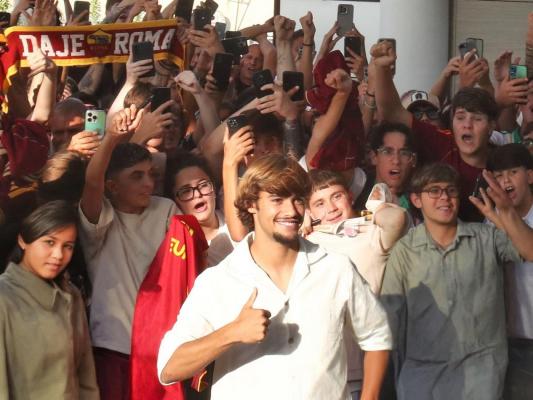 Rodrigo Mora a fost primit cu braţele deschise de fanii lui AS Roma