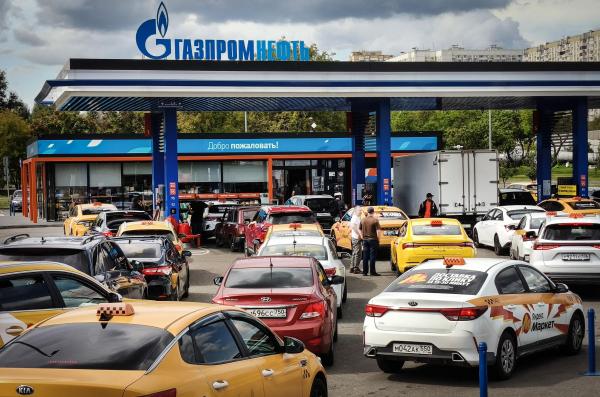 Criza carburanților lovește din nou Moscova. Câți litri de benzină mai pot cumpăra șoferii