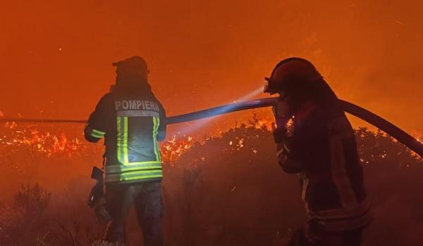 Pompierii români luptă cu incendiile de vegetație din Franța și Grecia. Intervenții dificile în Var și Attica