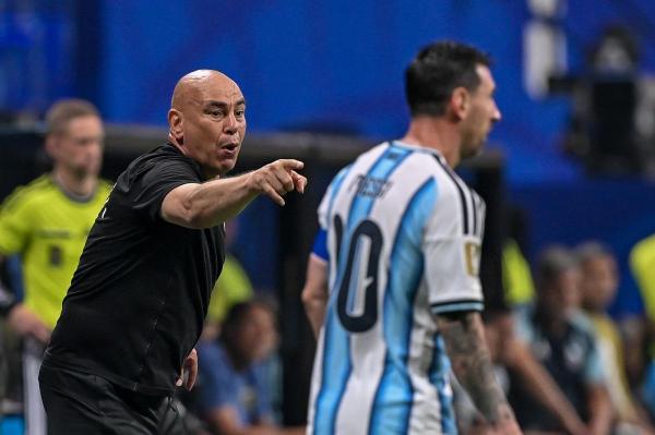 Hossam Hassan, selecţionerul Egiptului, a avut de suferit de pe urma relaţiei tensionate dintre soţiile sale