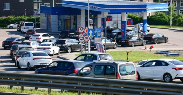 Cozi și raționalizare în Rusia. 70% dintre benzinării au rămas fără combustibil, după atacurile ucrainene