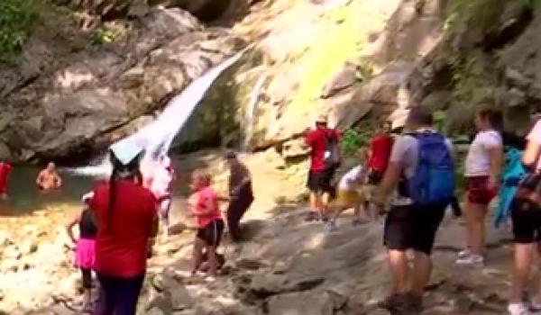 Locul din România unde turiștii stau cu geaca pe ei, în timp ce orașele fierb la 38 de grade