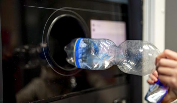 Un bărbat a reciclat peste 1 milion de PET-uri, timp de 10 ani. Câți bani a făcut