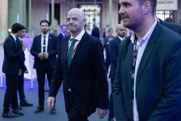 Scaunul lui Infantino, de şef al FIFA, pare că se clatină serios după ultimele atacuri