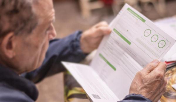 S-a trezit cu o factură la apă de 8.000€, echivalentul a 300 de băi pe zi. Ce a descoperit pensionarul