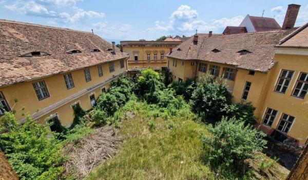 Fosta Mănăstire a Ursulinelor din Sibiu se vinde cu 6,25 milioane €. Clădirea are o istorie de 500 de ani