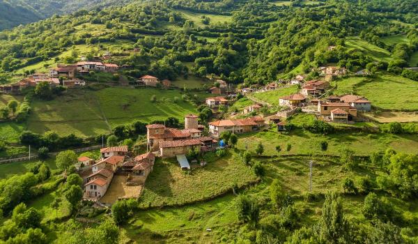 Satul în care mai trăieşte un singur bătrân. Refuză să plece la oraş şi îşi face cumpărăturile o dată pe lună